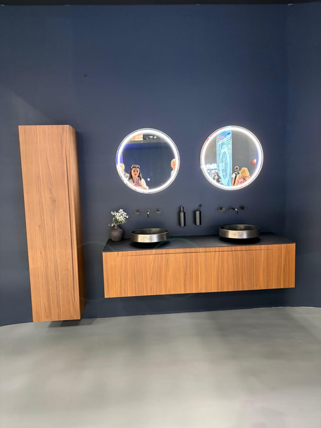 A1A Decorations dijo presente en el extraordinario evento de @kbis_official , una experiencia única donde nos sumergimos en las últimas tendencias globales de materiales y diseño de espacios.

Regresamos con la mente llena de ideas frescas y la pasión renovada para transformar cada rincón en una obra de arte. Gracias por permitirnos ser parte de lo que viene en el mundo del interiorismo. ✨

#A1ADecorations #VisaEvent #InteriorDesign #Tendencias2026 #DiseñoDeEspacios Innovación DecoraciónDeLujo